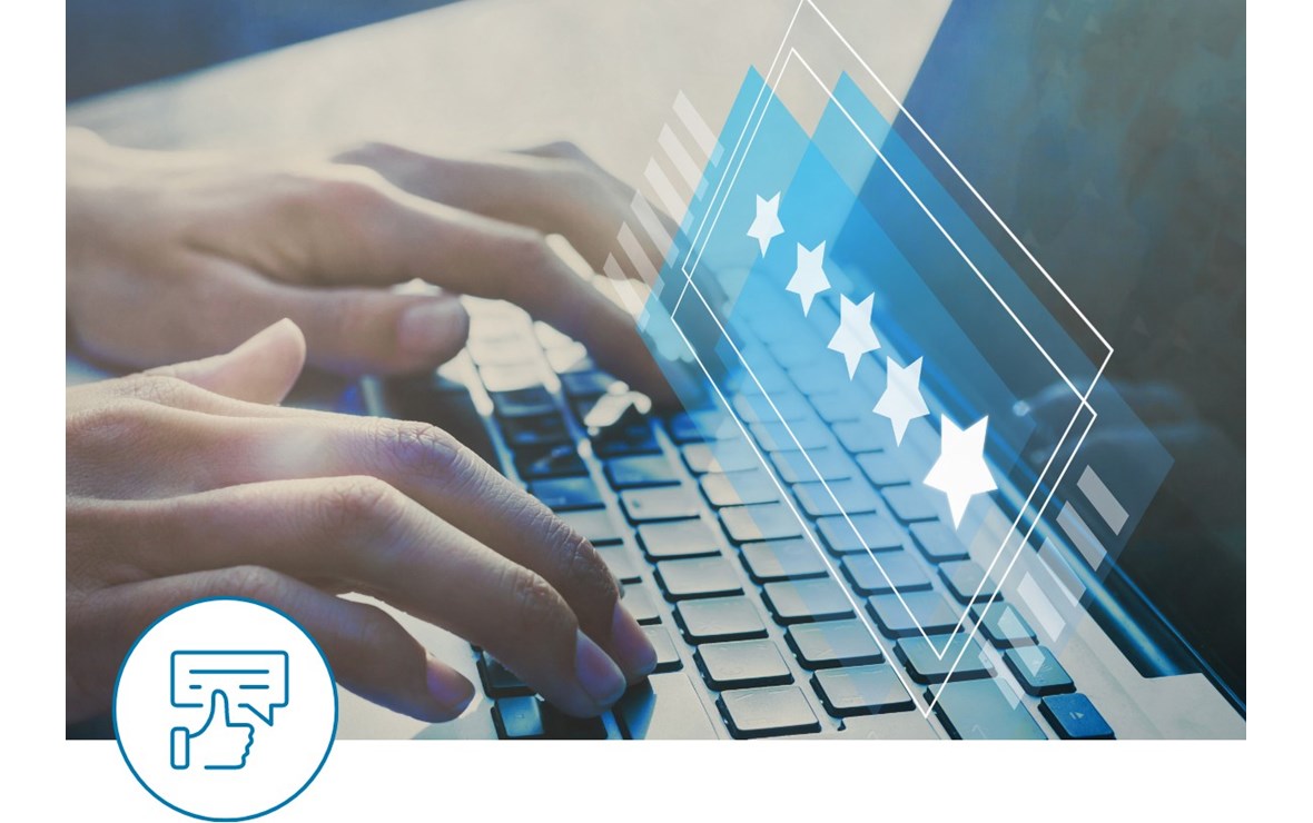 Una mujer escribe en su notebook y aparecen cinco estrellas de clasificación en la pantalla.