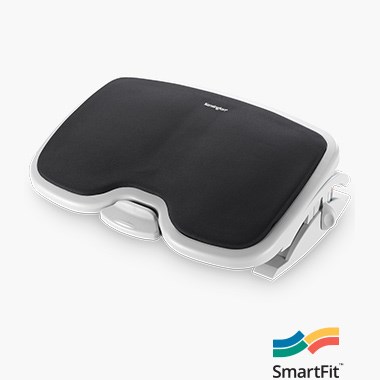 Repose-pieds ergonomiques avec un gros plan du repose-pieds Kensington SoleMate™ Comfort avec système SmartFit®.