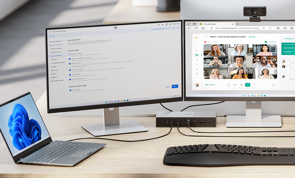 Oficina con equipo profesional con un replicador de puertos SD5000T5 EQ Thunderbolt de Kensington, tres monitores y el teclado Pro Fit Ergo.